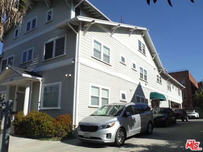 Building Photo - 1821 W 12th Pl Unit APT #2