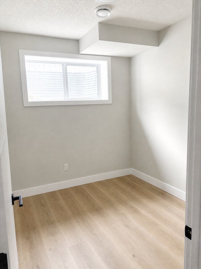 Photo - 15213-15109 109 Ave