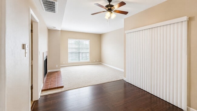 Photo - 3100 Walnut Bend Ln Unidad 319