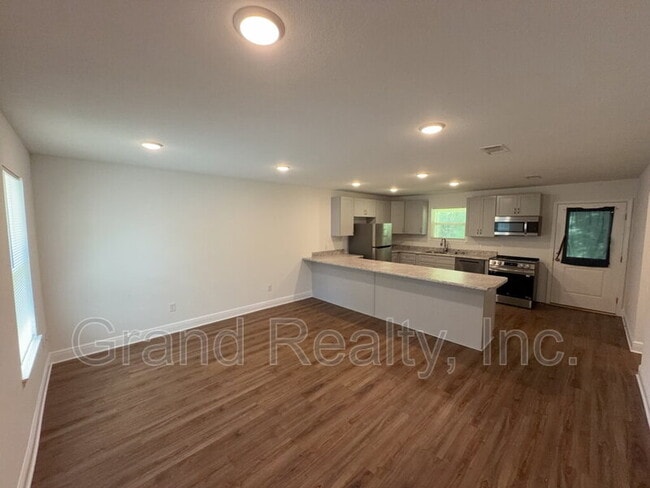 Photo - 5098 Bruner St