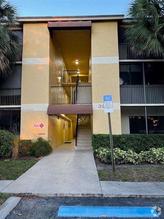 Building Photo - 3005 N Oakland Forest Dr Unit 103 Rental