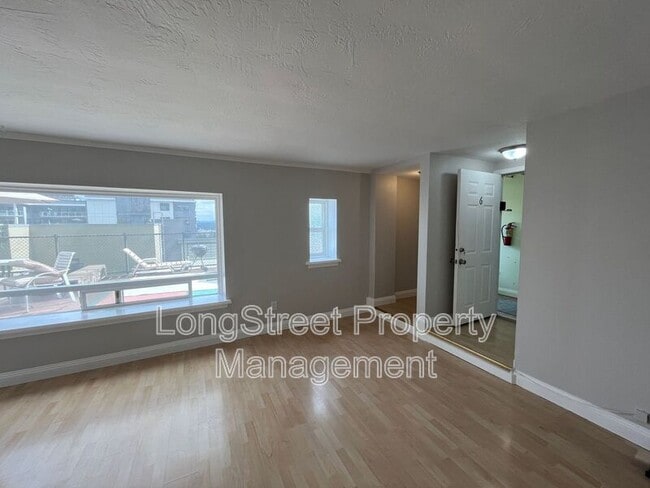 Photo - 772 SW Broadway Dr