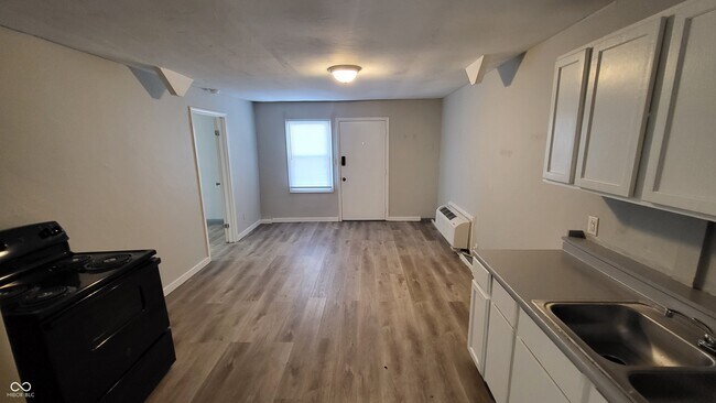 Photo - 336 W 6th St