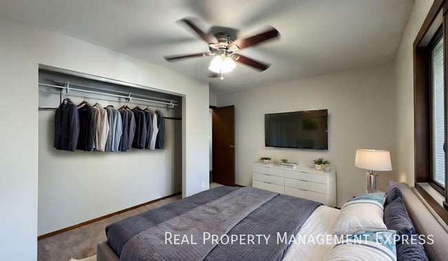 Photo - 4 bed 2 bath home with attached garage!