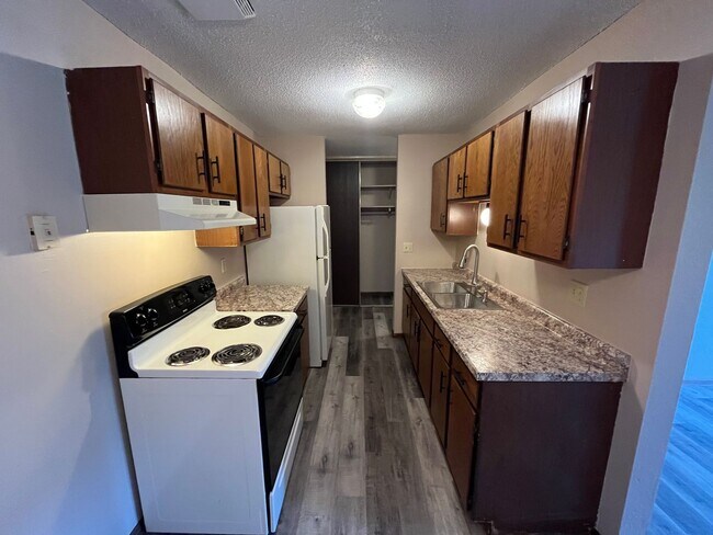 Photo - 6001-6023 E Viking Blvd