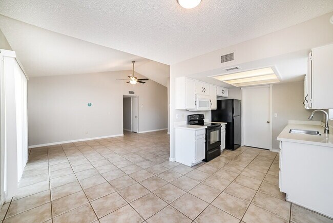 Photo - 315 W Ross Ave