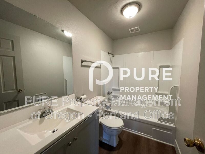 Photo - 18411 E Burnside St