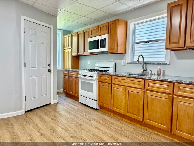 Building Photo - 19 Baldwin Ave Unit 2