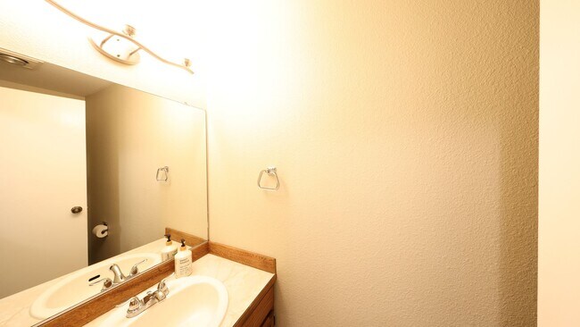 Photo - 2 Bed 2.5 Bath - Excellent Condition - Pet Friendly - NAS Whidbey