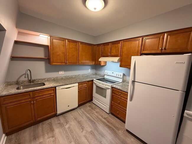 Building Photo - 12 Essex St Unit 3