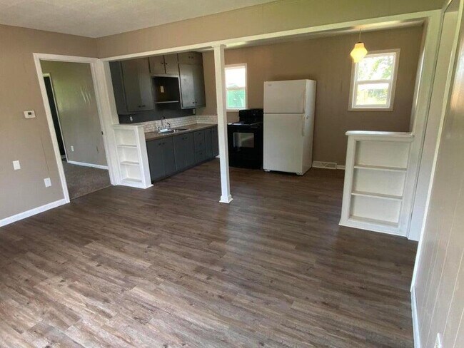 Photo - 114 E Russell St