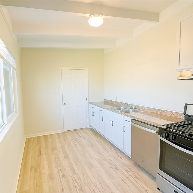 Building Photo - 1443 S School St