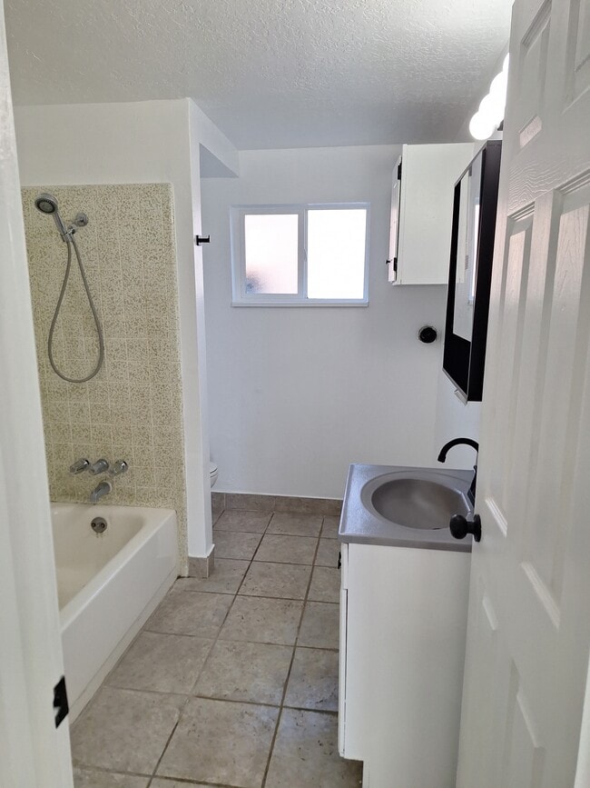 Photo - Roy 4-plex 2002 Unit 4