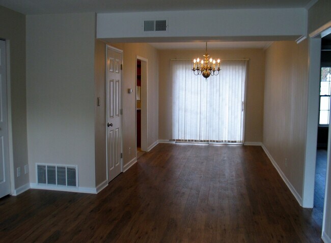 Photo - Refurbished & Like New Conveniently Locate... Unit 1