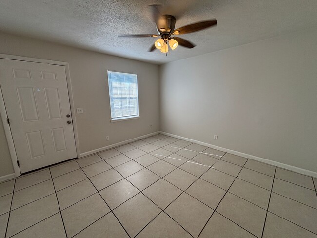 Photo - 1100 Frankford Ave Unit B