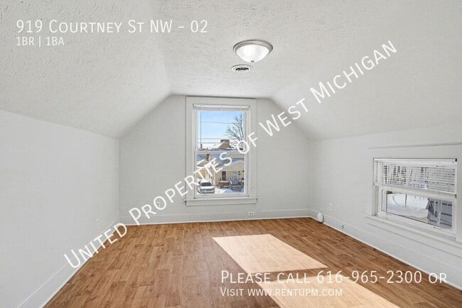 Building Photo - 919 Courtney St NW Unit 02