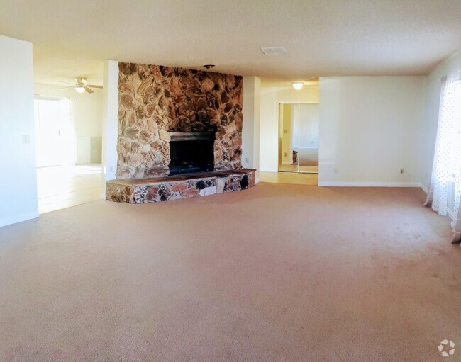 Building Photo - Spacious 4 bedroom home in Yucca Valley