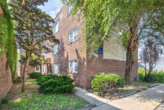 Building Photo - 6811A W Pershing Rd Unit 4