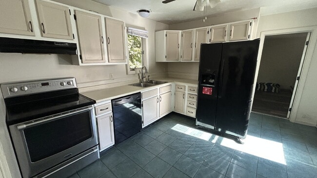 Building Photo - Spacious 4-Bedroom Apartment for Rent in S...