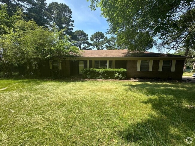 Building Photo - Introducing a charming 3-bedroom, 2-bathro... Rental