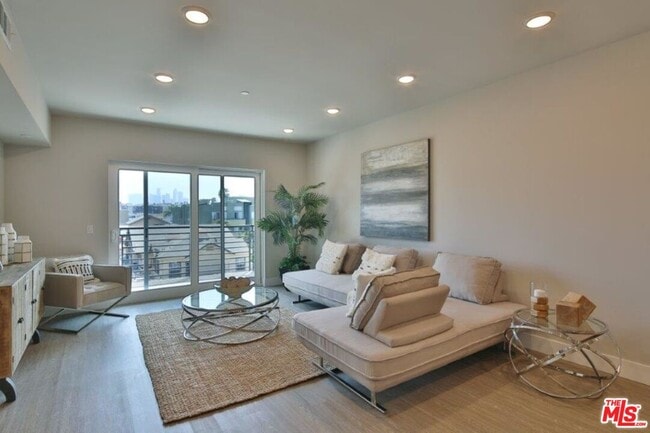 Photo - 837 S Harvard Blvd Unit 202