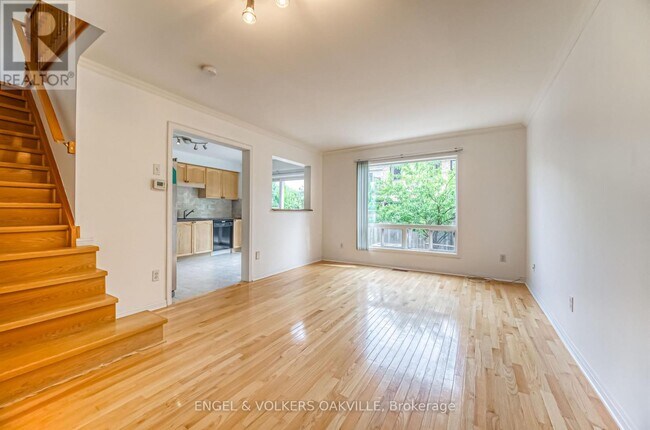 Photo - 1121 Barclay Cir