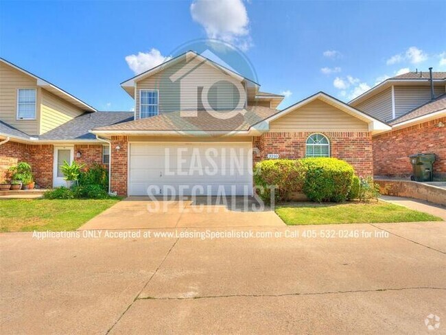 Building Photo - Stunning West Norman 3 Bed 2 Bath Townhome!