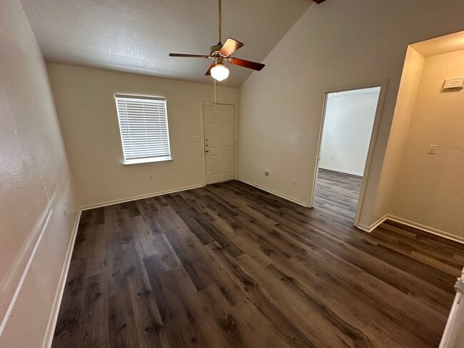 Photo - 204 W Avenue F Unidad A