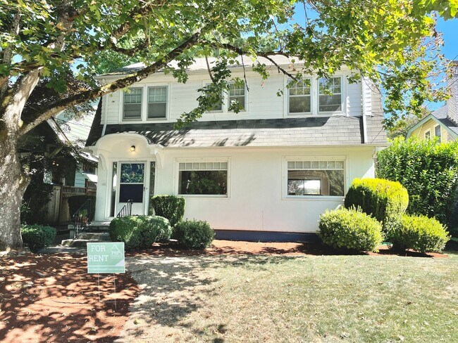 Building Photo - Grant Park 3-Story with Hardwoods, Huge De...