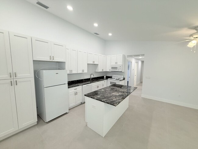 Photo - 1011-1013 3rd St W Unidad 1013 3rd St W