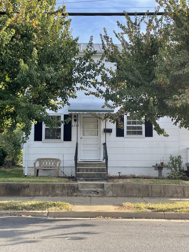 Building Photo - 2505 Van Buren St Rental