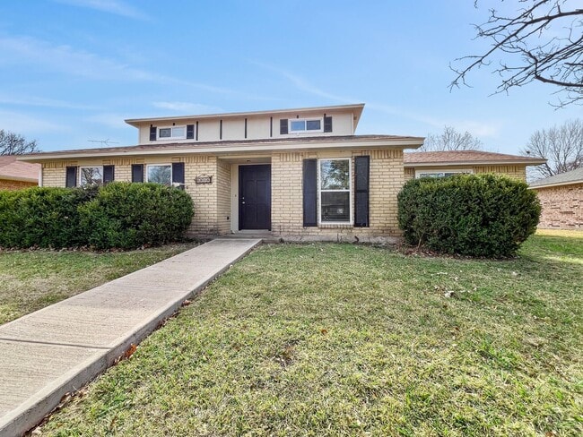 Building Photo - Updated 3-Bed Woodlake Home with Study & Covered Patio