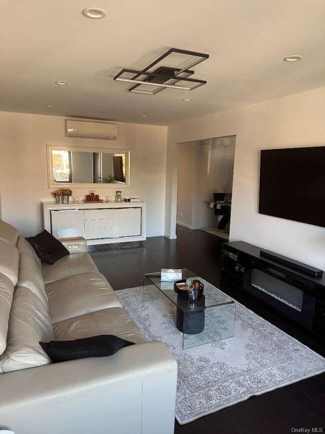 Building Photo - 61-28 70th St Unit 1