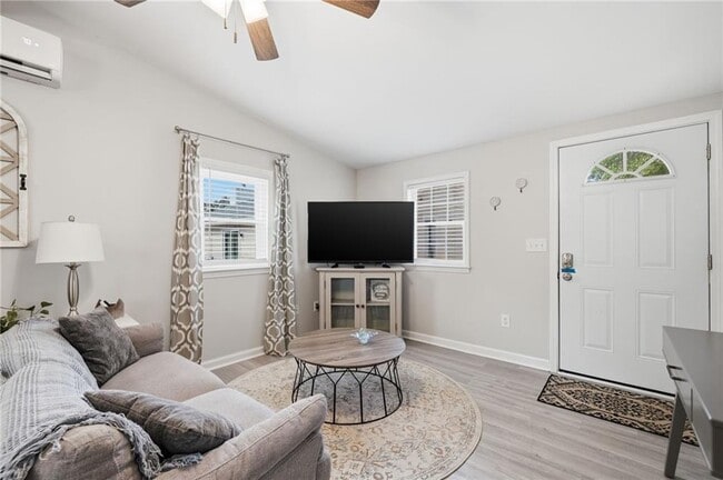 Photo - 1817 Hardman Ln