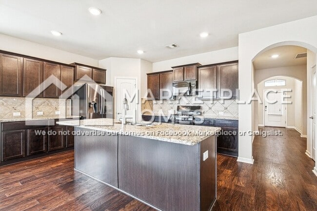 905 Lakeshore Vlg Pt