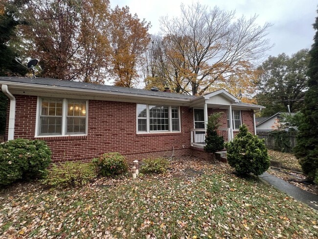 Building Photo - 1184 Lamont Dr