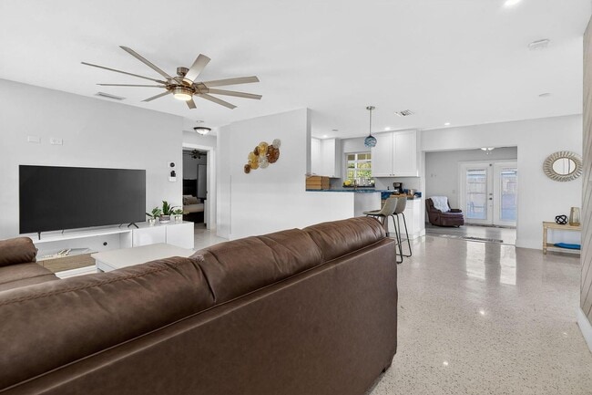 Photo - 1123 SE 2nd Ave