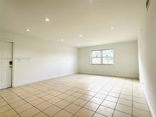 Building Photo - 608 SW 16th Ave Unit B