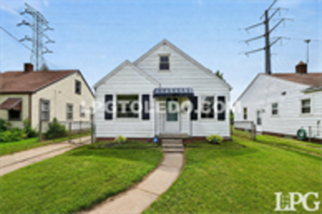 Building Photo - 3540 Bellevue Rd