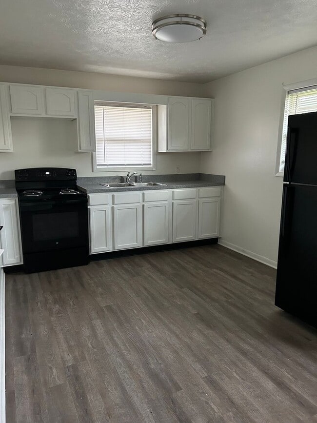 Building Photo - 7015-7017 N Manor Dr Unit 7015 Rental