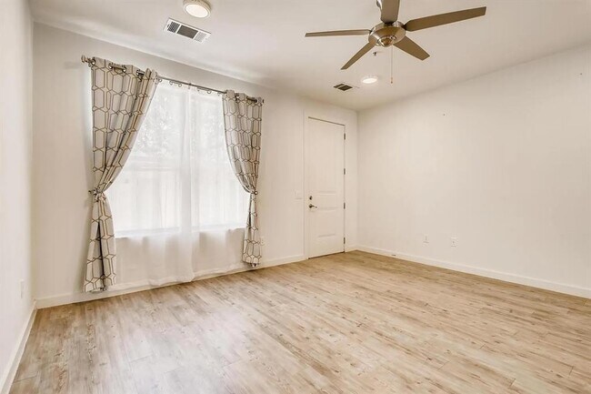 7805 Cooper Ln Unidad 206