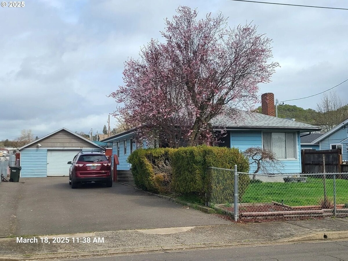 Cute Bungalow 3-bedroom room 1 bath with g... - Cute Bungalow 3-bedroom room 1 bath with g... House