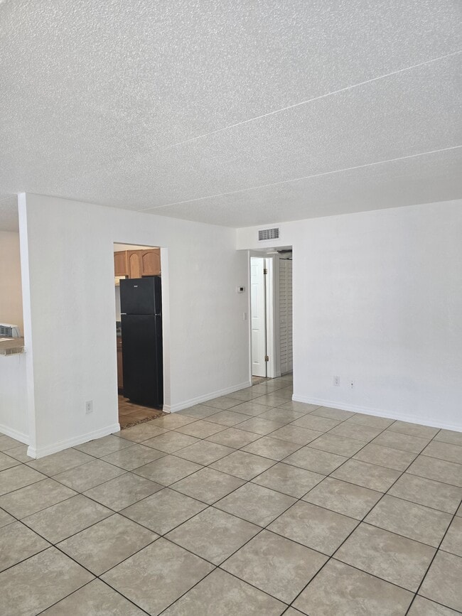 Building Photo - 415 N Halifax Ave Rental