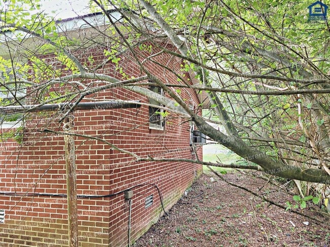 Photo - 346 W 5th St