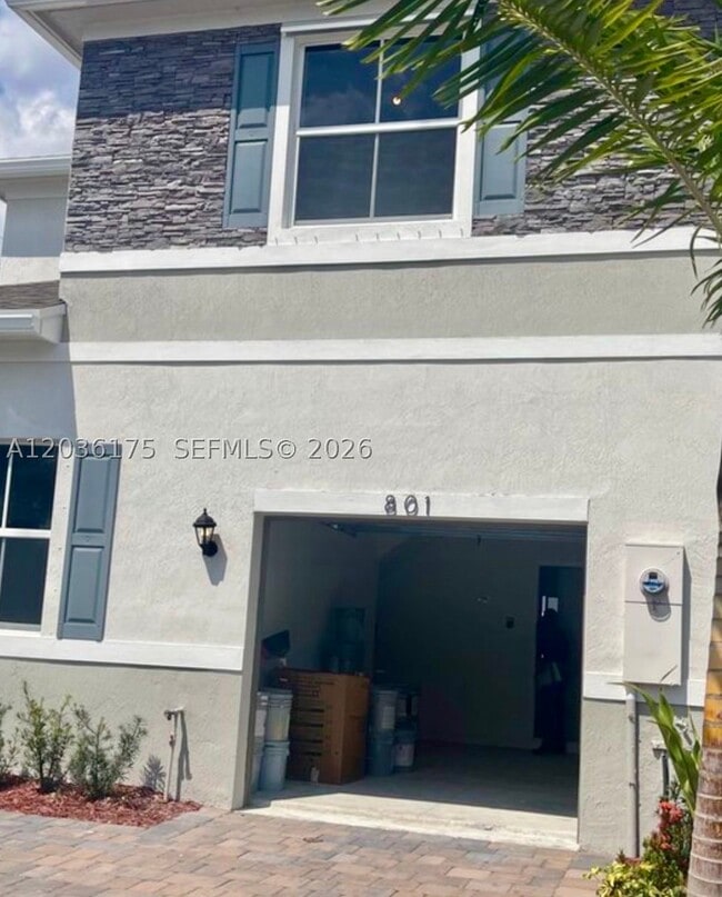 Building Photo - 801 SE 16th Ct