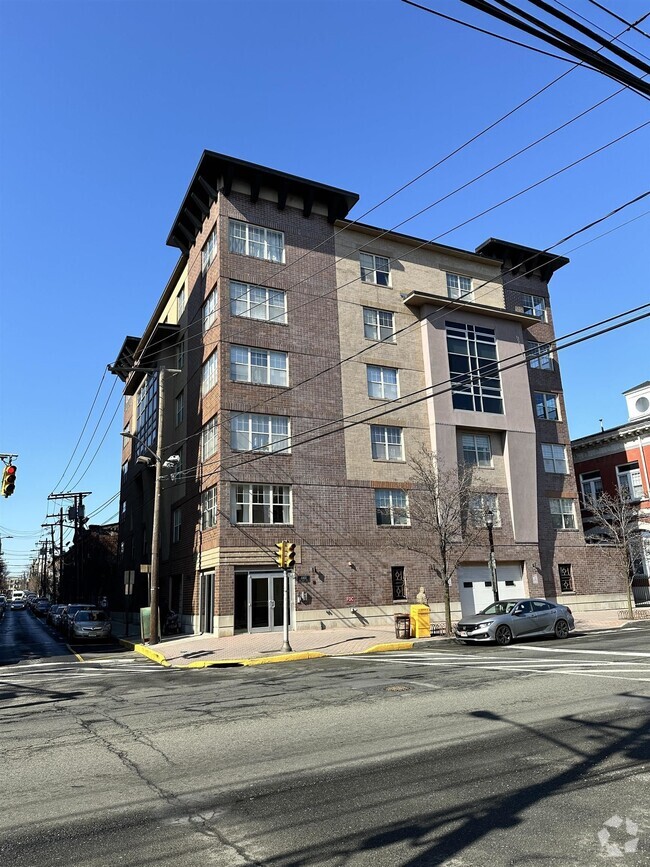 Building Photo - 4401 Park Ave Unit 6A Rental