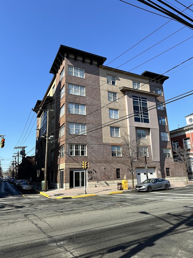 Building Photo - 4401 Park Ave Unit 6A Rental