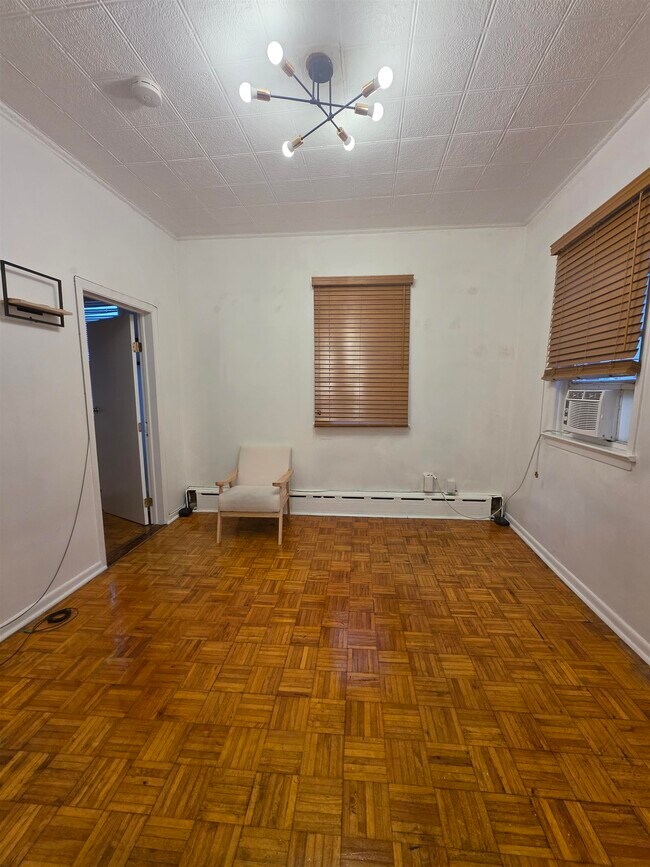 Building Photo - 95 Mallory Ave Unit 1