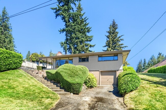 Building Photo - 3Bd/1.75Ba Bellevue Home