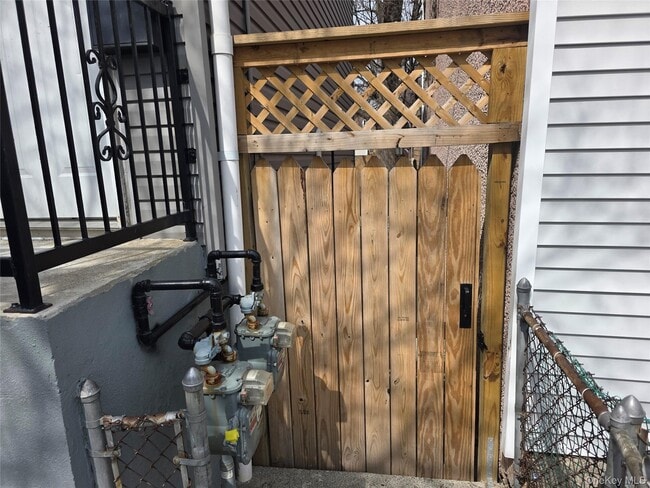 Photo - 42 Hasbrouck St Unidad A